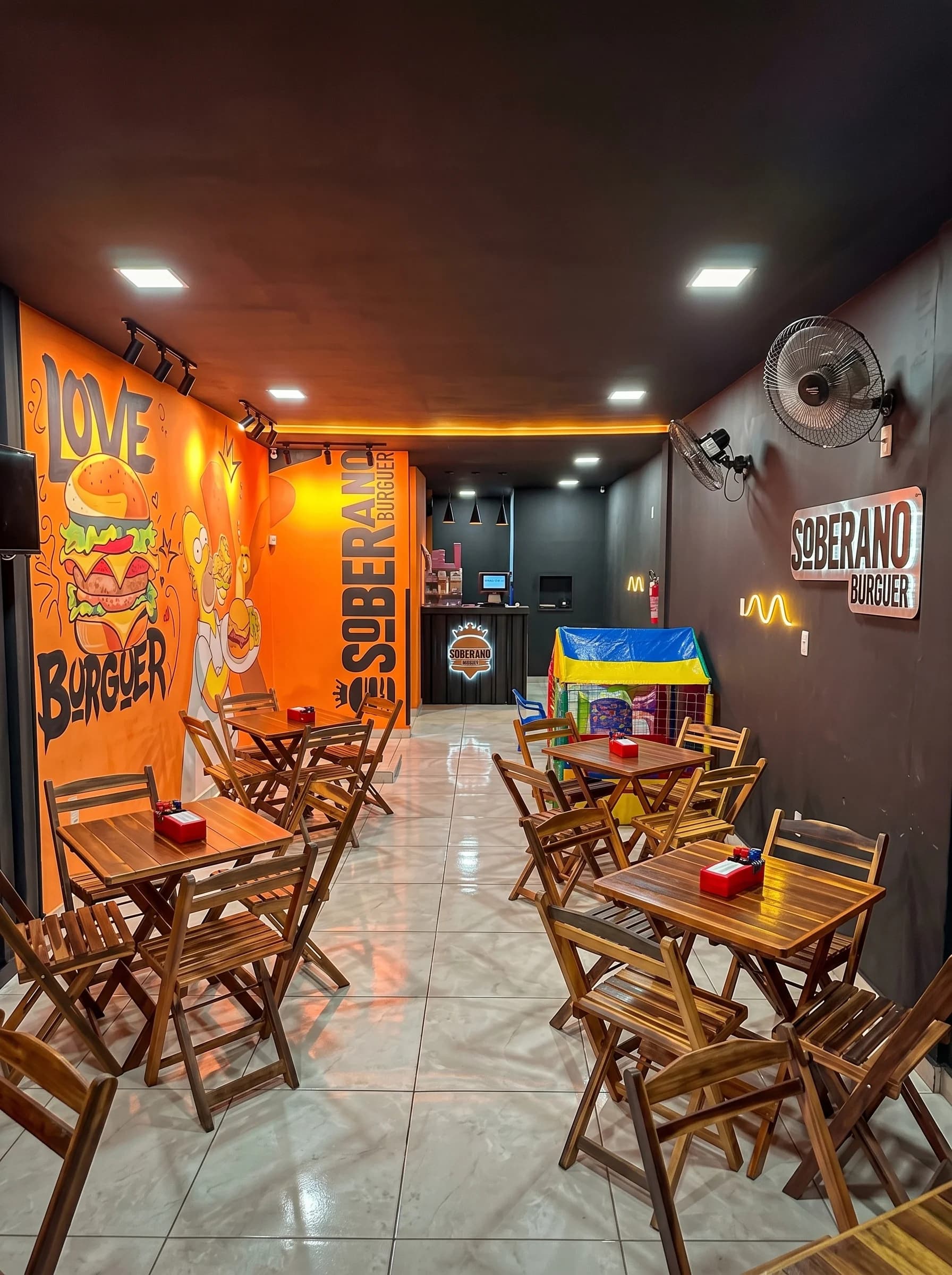 Interior do Soberano Burguer